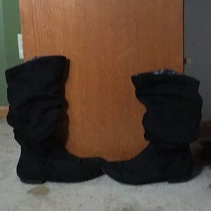 This is a black boots